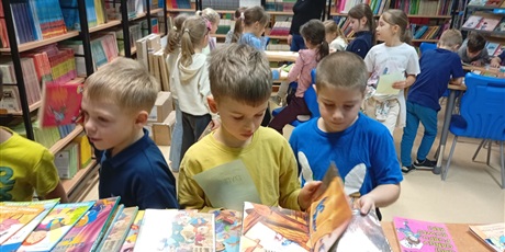 Powiększ grafikę: Uczniowie kl.1a wybierają książki.