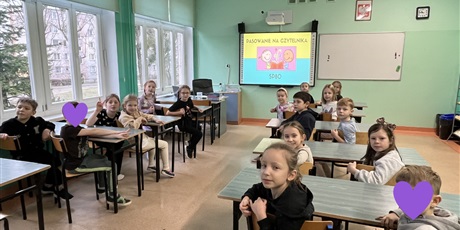 Powiększ grafikę: Uczniowie kl.1b poznają czytelnię.