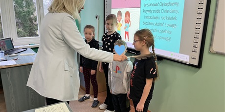 Powiększ grafikę: Uczniowie kl.1b pasowani na czytelników.