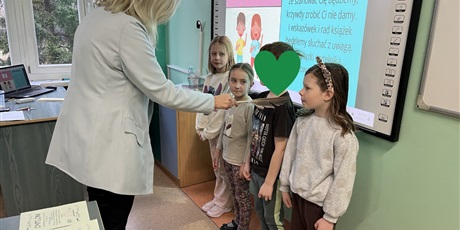 Powiększ grafikę: Uczniowie kl.1b pasowani na czytelników.