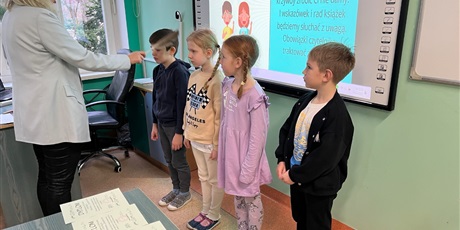 Powiększ grafikę: Uczniowie kl.1b pasowani na czytelników.