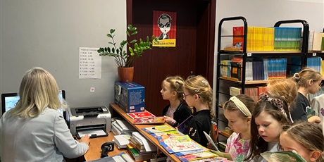 Powiększ grafikę: Uczniowie kl.1b wypożyczają książki.