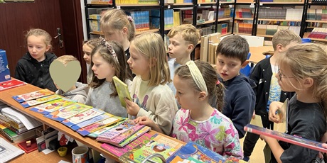 Powiększ grafikę: Uczniowie kl.1b wypożyczają książki.