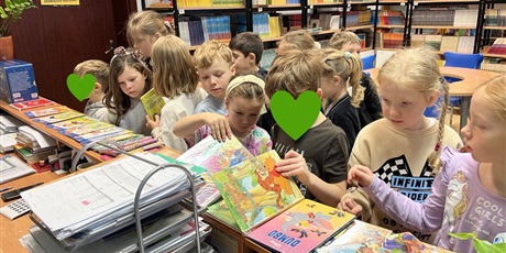 Powiększ grafikę: Uczniowie kl.1b wypożyczają książki.