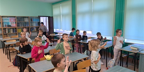 Powiększ grafikę: Dzieci z 1c podczas Pasowania na Czytelnika.