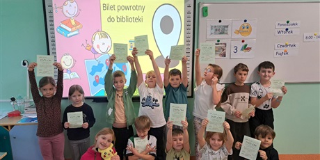 Powiększ grafikę: Dzieci z 1c z dyplomami Pasowania na Czytelnika.