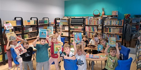 Powiększ grafikę: Dzieci z 1c z wybranymi książkami w Bibliotece Szkolnej.