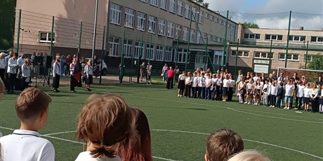 Powiększ grafikę: Uczniowie podczas rozpoczęcia roku szkolnego 2025/26.