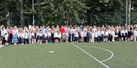 Powiększ grafikę: Uczniowie podczas rozpoczęcia roku szkolnego 2025/26.