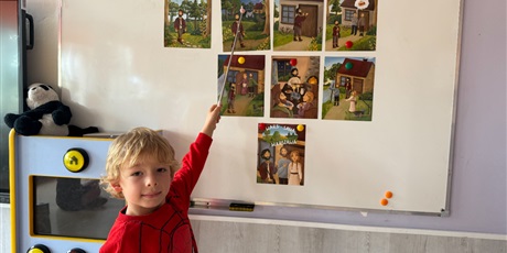 Powiększ grafikę: Chłopiec wskazuje odpowiedni fragment legendy. 