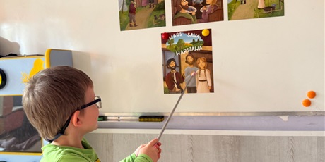 Powiększ grafikę: Chłopiec wskazuje odpowiedni fragment legendy. 