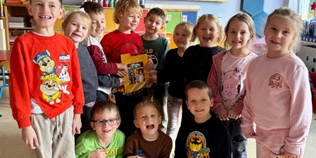 Powiększ grafikę:  Dzieci pokazują omawianą legendę.