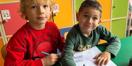 Powiększ grafikę: Dzieci współpracują tworząc prace plastyczną- Warszawską Syrenkę. 