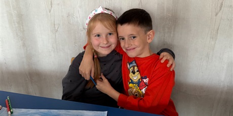 Powiększ grafikę: Dzieci współpracują tworząc prace plastyczną- Warszawską Syrenkę. 