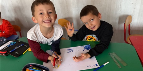 Powiększ grafikę: Dzieci współpracują tworząc prace plastyczną- Warszawską Syrenkę. 