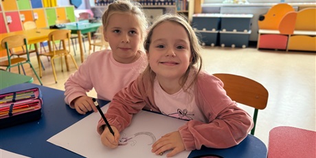 Powiększ grafikę: Dzieci współpracują tworząc prace plastyczną- Warszawską Syrenkę. 