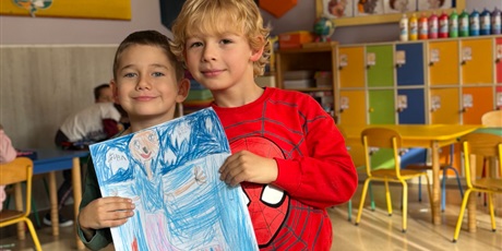 Powiększ grafikę: Dzieci pokazują zakończone prace. 