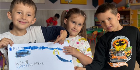 Powiększ grafikę: Dzieci pokazują zakończone prace. 