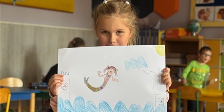 Powiększ grafikę: Dzieci pokazują zakończone prace. 