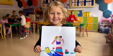 Powiększ grafikę: Dzieci pokazują zakończone prace. 