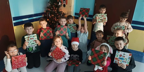 Powiększ grafikę: Dzieci z kl.1c odebrały swoje książkowe prezenty.