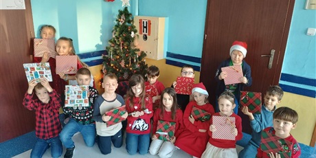 Powiększ grafikę: Dzieci z kl.1a odebrały swoje książkowe prezenty.