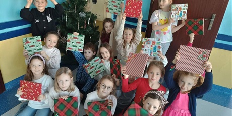 Powiększ grafikę: Dzieci z kl.1b odebrały swoje książkowe prezenty.