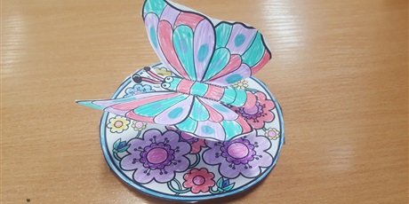 Powiększ grafikę: Owady i motyle 3D na tle kwiatowej łąki