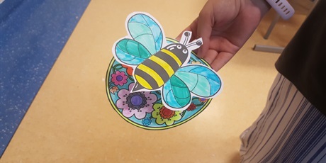 Powiększ grafikę: Owady i motyle 3D na tle kwiatowej łąki