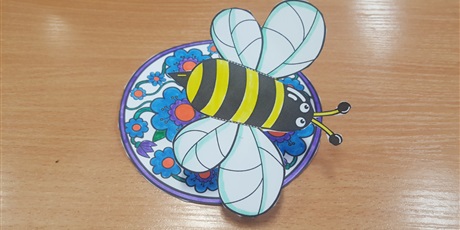 Powiększ grafikę: Owady i motyle 3D na tle kwiatowej łąki