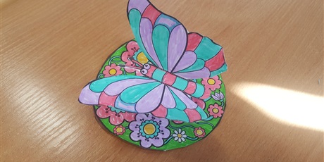 Powiększ grafikę: Owady i motyle 3D na tle kwiatowej łąki