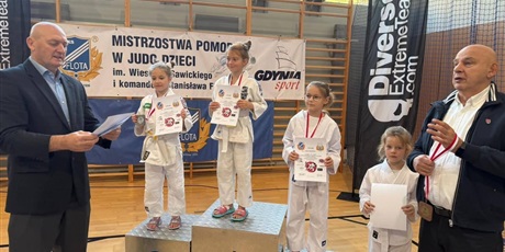 Powiększ grafikę: Młodzi judocy na podium.