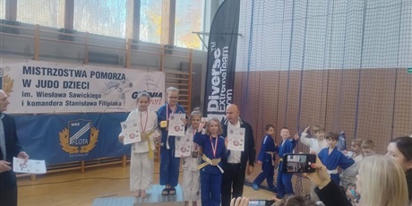 Powiększ grafikę: Młodzi judocy na podium.