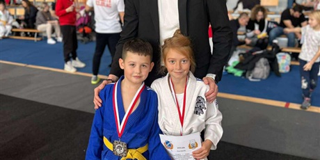 Powiększ grafikę: Młodzi judocy z medalami i dyplomami.