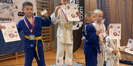 Powiększ grafikę: Młodzi judocy na podium.