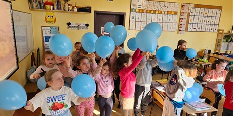 Powiększ grafikę: Dzieci z klasy 1c z niebieskimi balonami 