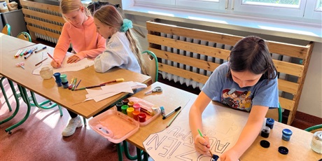 Powiększ grafikę: Dzieci z kl.3b projektują koszulki na Dzień Autyzmu.
