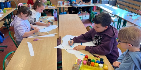 Powiększ grafikę: Dzieci z kl.3b projektują koszulki na Dzień Autyzmu.