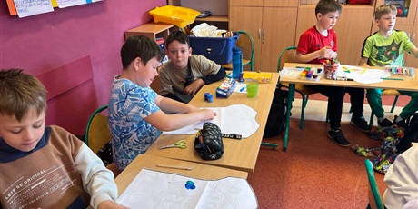 Powiększ grafikę: Dzieci z kl.3b projektują koszulki na Dzień Autyzmu.
