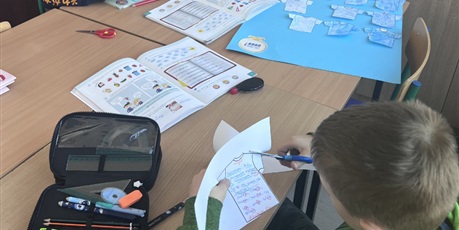 Powiększ grafikę: Uczniowie na terapii pedagogicznej podczas zajęć związanych z Dniem Autyzmu.