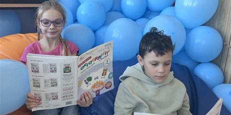 Powiększ grafikę: Uczniowie na terapii pedagogicznej podczas zajęć związanych z Dniem Autyzmu.