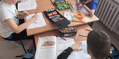 Powiększ grafikę: Uczniowie na terapii pedagogicznej podczas zajęć związanych z Dniem Autyzmu.