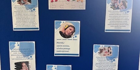Powiększ grafikę: Jedna z tablic informująca o Dniu Autyzmu.