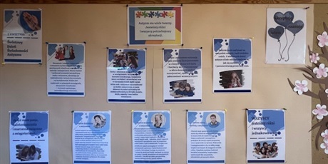 Powiększ grafikę: Jedna z tablic informująca o Dniu Autyzmu.