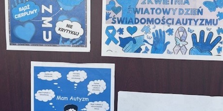 Powiększ grafikę: Drzwi klas zdobiły plakaty nawiązujące do Dnia Autyzmu.