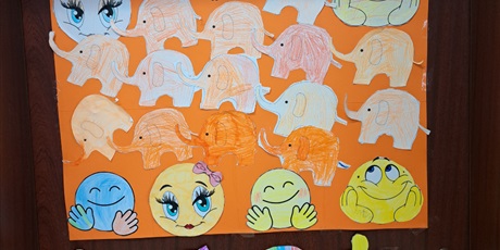 Powiększ grafikę: Słoniki dzieci z kl.1c na drzwiach.