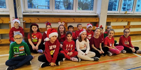 Powiększ grafikę: Dzieci kibicują startującym rówieśnikom.