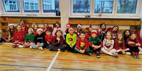 Powiększ grafikę: Dzieci kibicują startującym rówieśnikom.