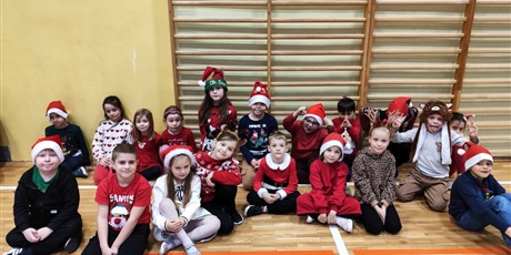 Powiększ grafikę: Dzieci kibicują startującym rówieśnikom.