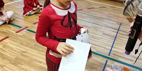 Powiększ grafikę: Przedstawiciele klas odbierają słodki poczęstunek.